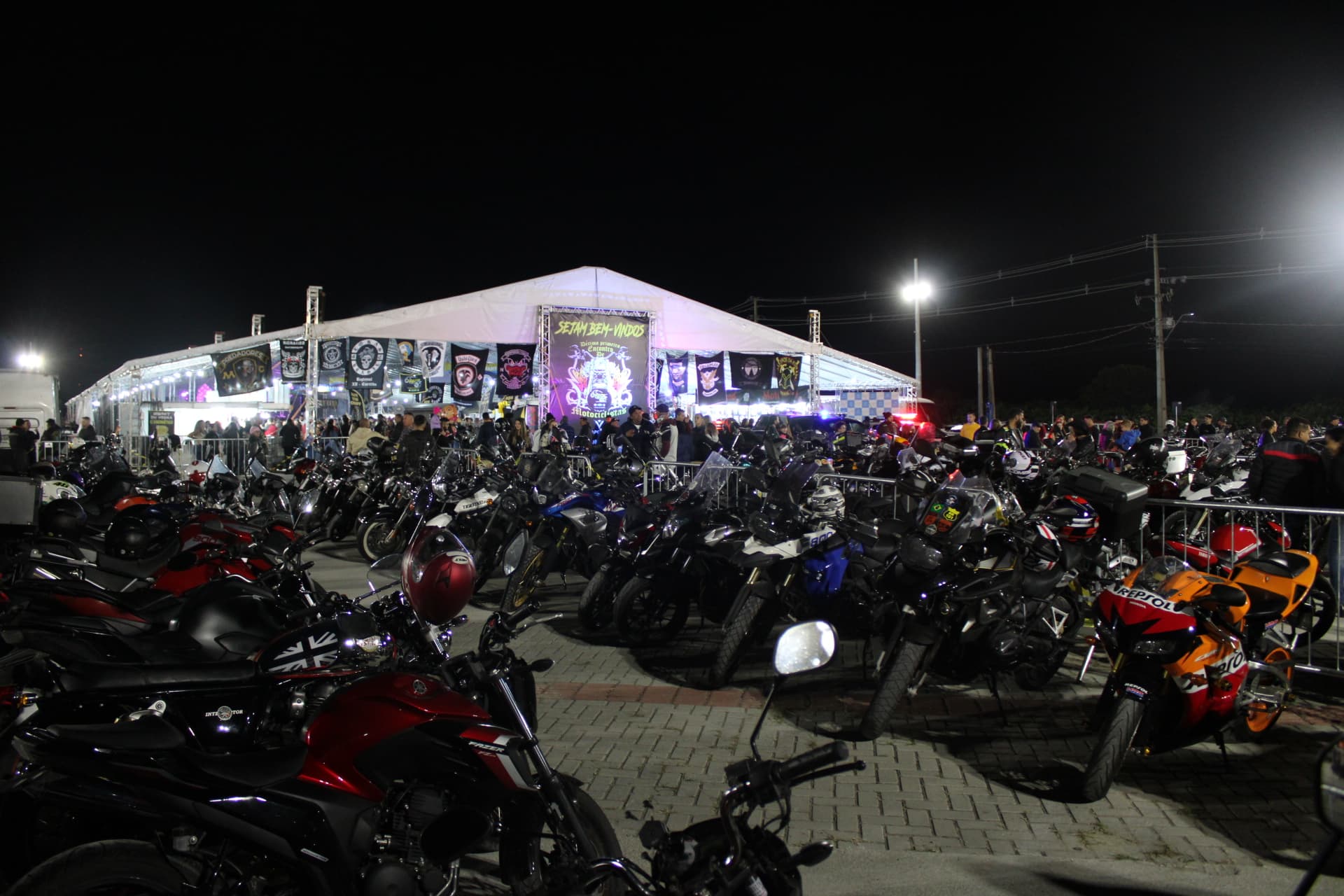 Imagem mostra diversas motos no encontro de motociclistas de pontal do paraná