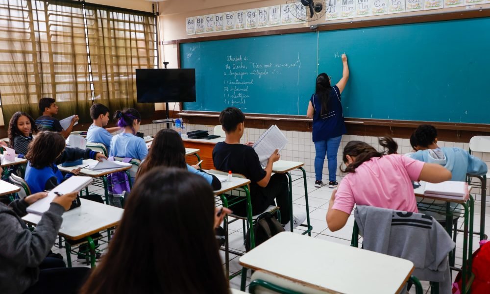 Imagem mostra uma sala d aula com alunos e um professor no quadro que não aderiram a greve dos professores