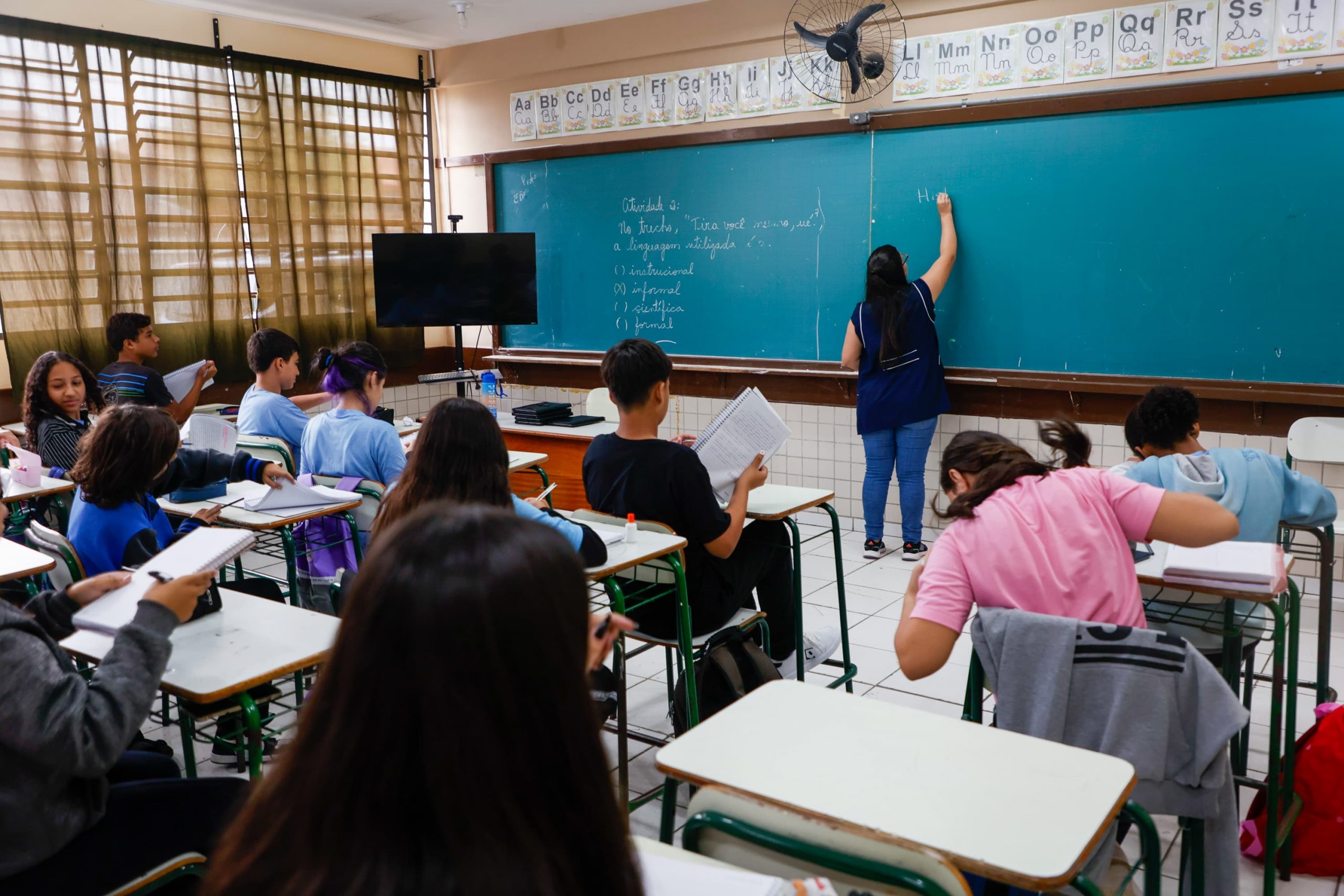 Imagem mostra uma sala d aula com alunos e um professor no quadro que não aderiram a greve dos professores