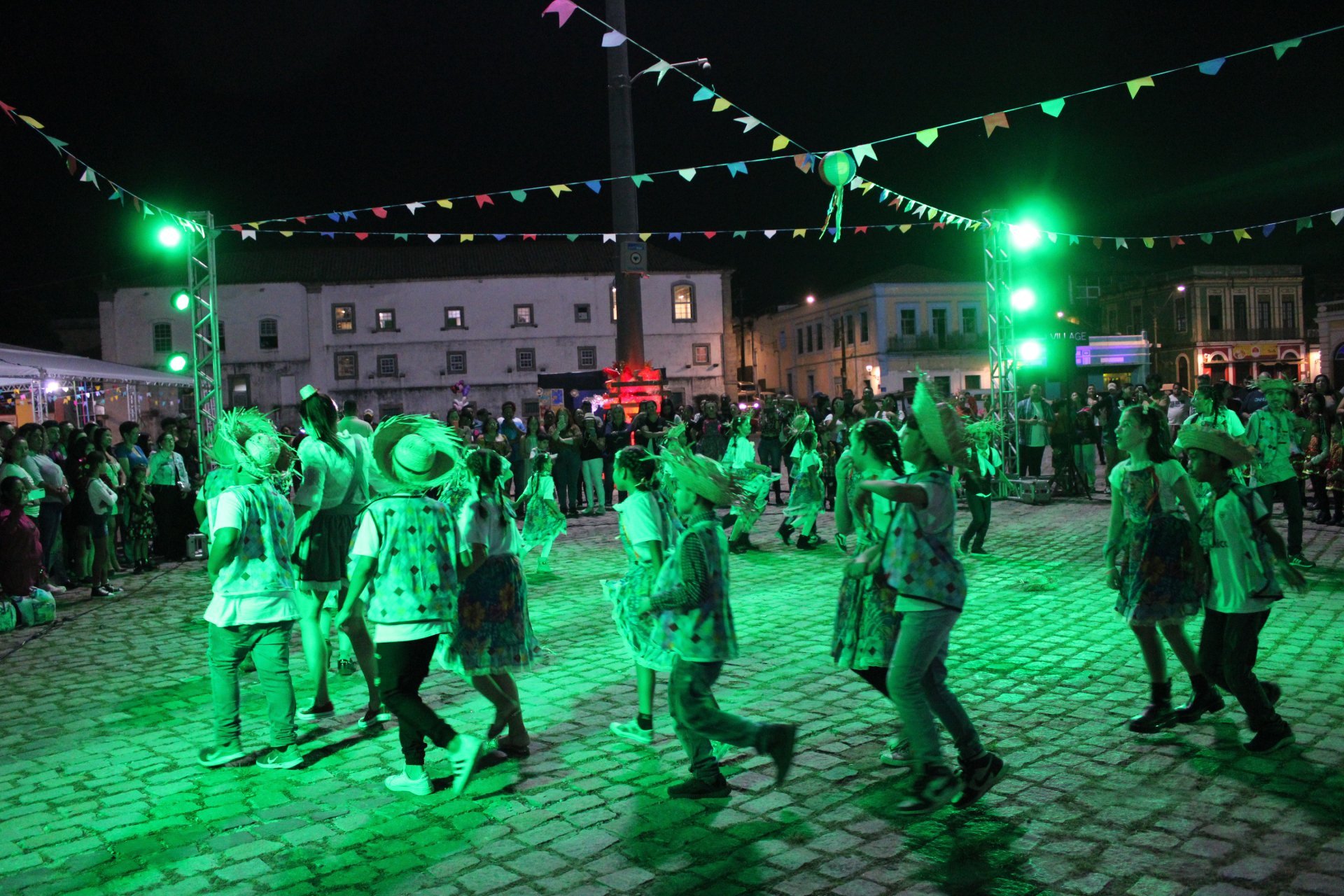 Crianças das escolas municipais dançam quadrilha na Fejupa