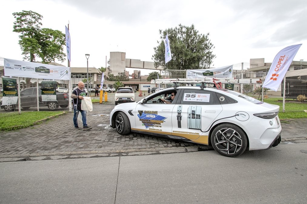 O Porto de Paranaguá recebeu neste domingo, 20, cerca de 60 automóveis que participaram do Rally-e Serra do Mar 2024.