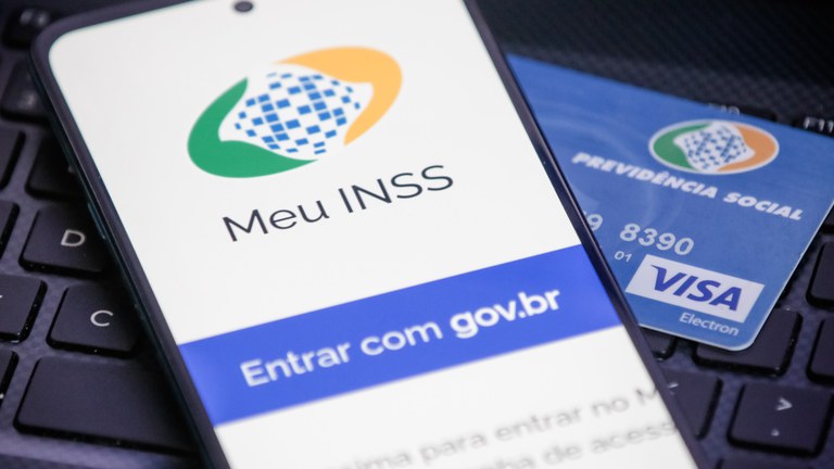 celular com aplicativo do inss aberto