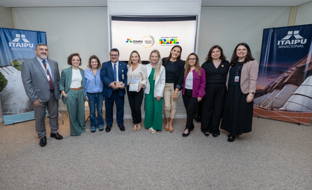 Comitiva do Tribunal Regional Federal na itaipu