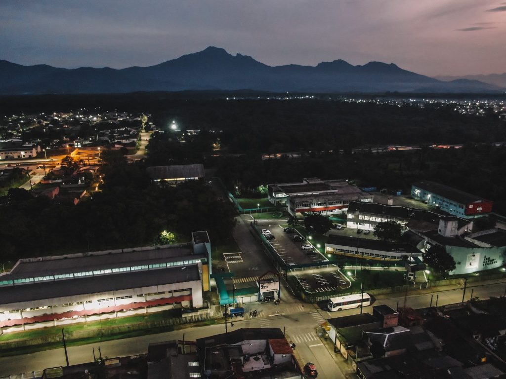 foto aerea do ifpr paranagua de noite