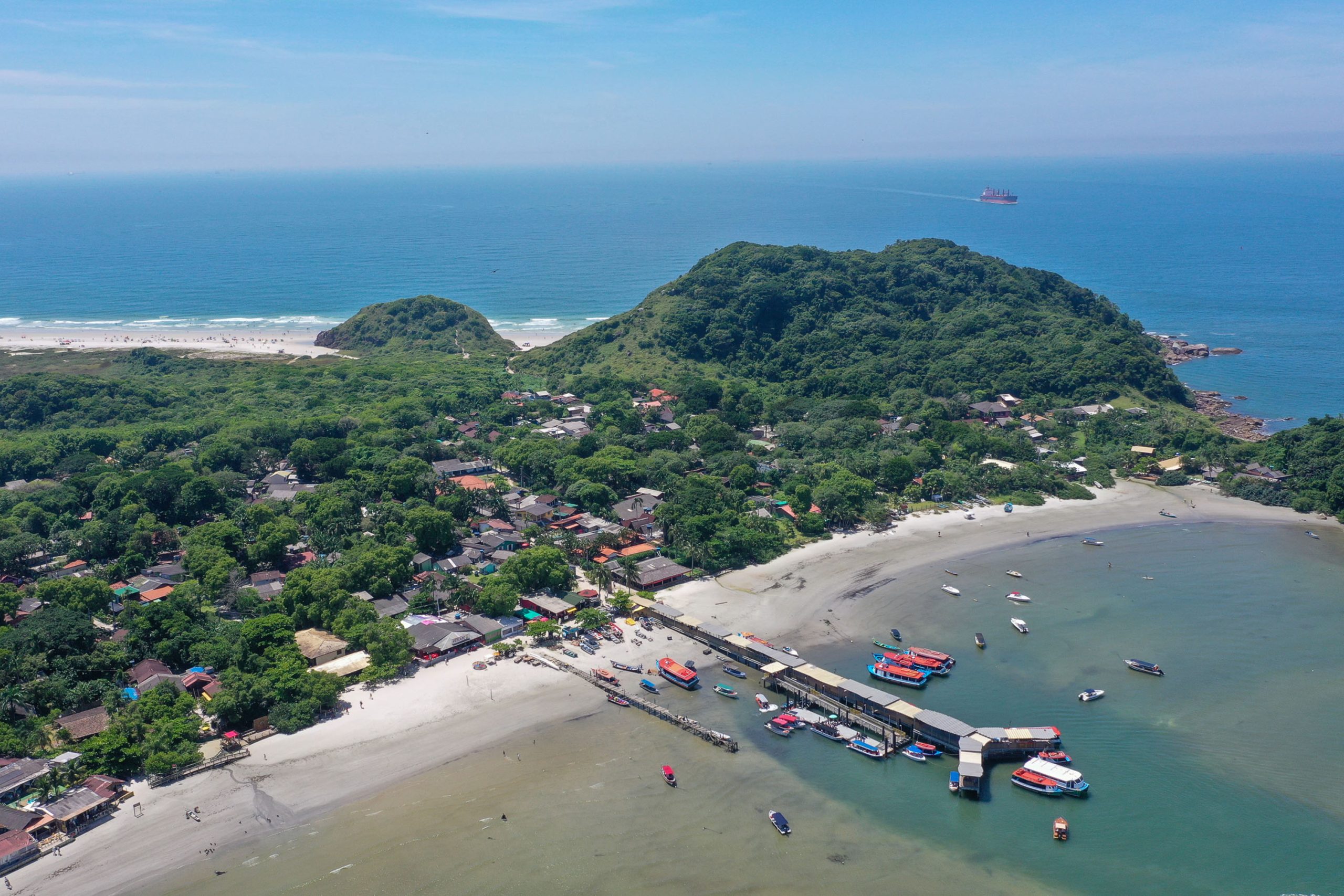 A praia da Ilha do Mel se transforma em um espaço cultural ao ar livre, com exibições gratuitas de filmes Foto: Gabriel Rosa / AEN