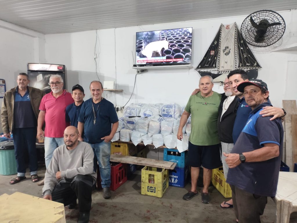 grupo de amigos reunidos para a entrega das cestas basicas