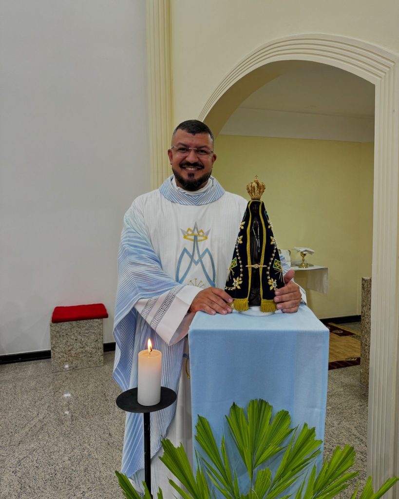 padre fabio lima com a padroeira do brasil2