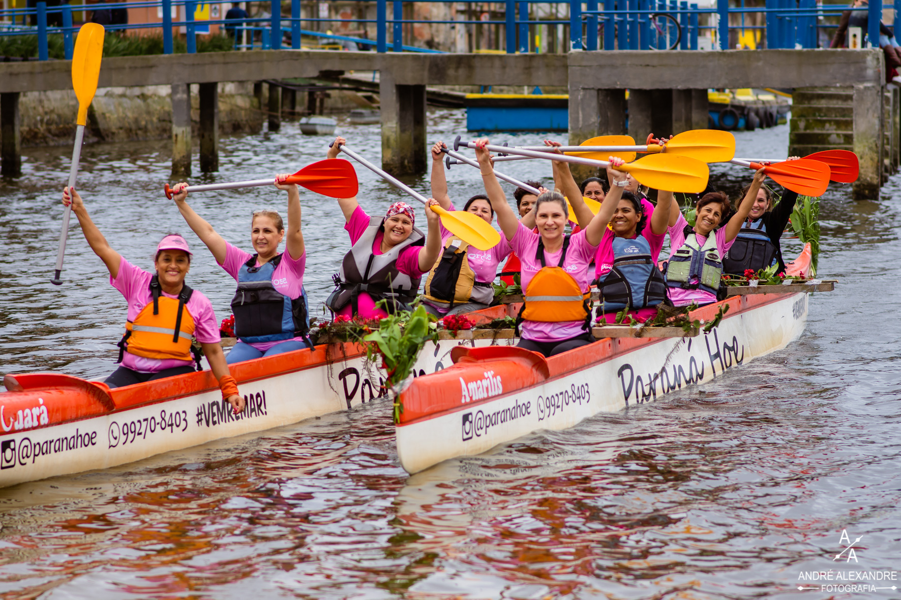 mulheres de canoa havaiana no passeio marítimo