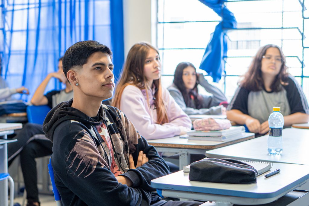 2 alunos na sala de aula seed