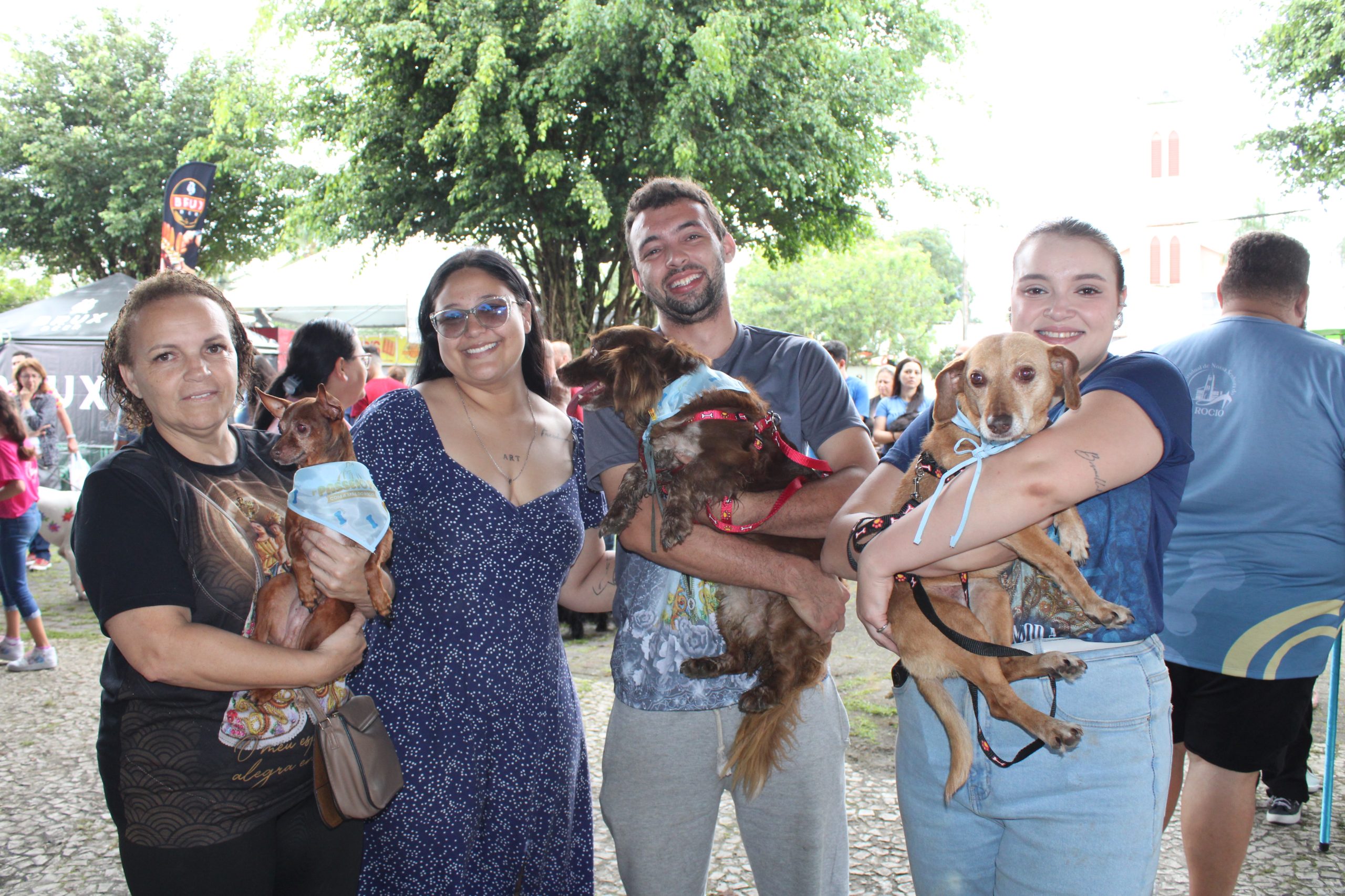 No Santuário do Rocio, os tutores e seus animais de estimação receberam a bênção final do padre Dirson Gonçalves. (Foto: Maria Heiffer / Folha do Litoral News)