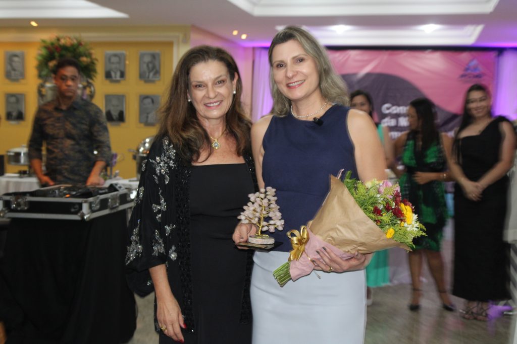 A vice-prefeita eleita de Paranaguá, Fabiana Parro, prestigiou o evento e recebeu o Troféu Florescer da Autoestima da Mulher