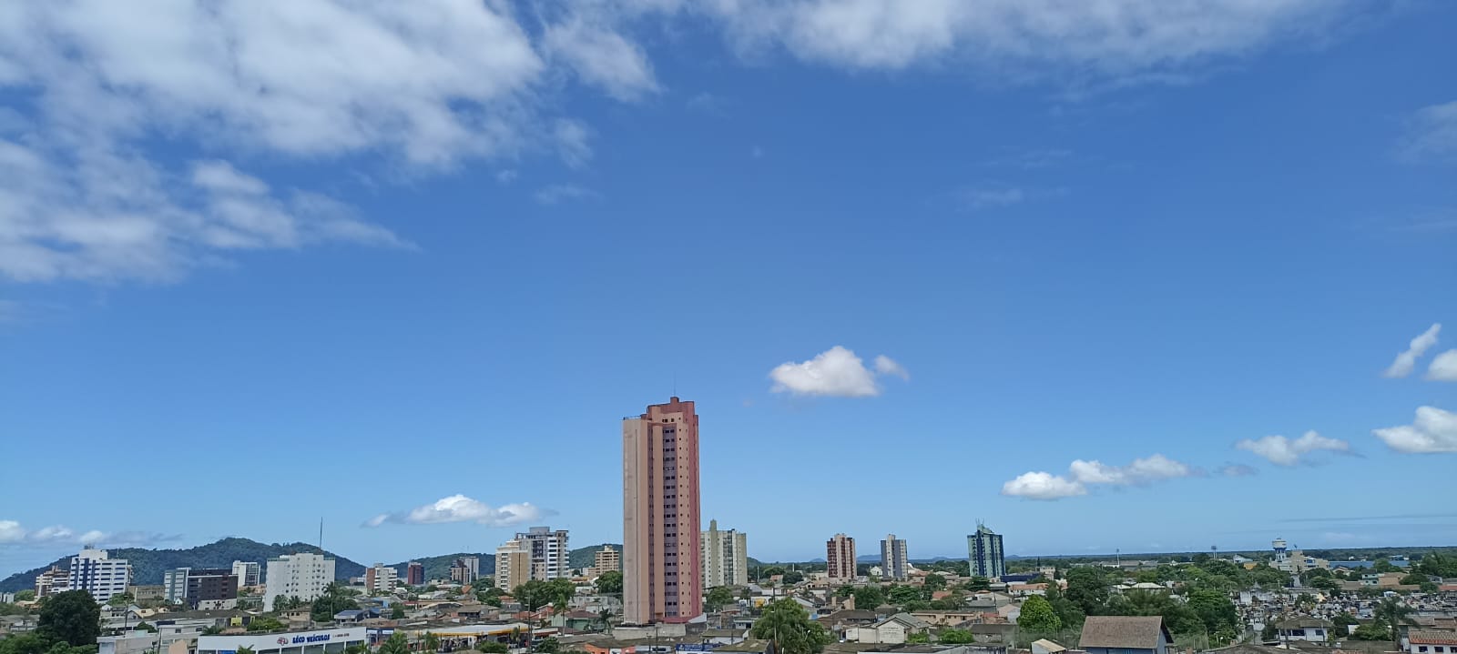 Dia com céu aberto em Paranaguá