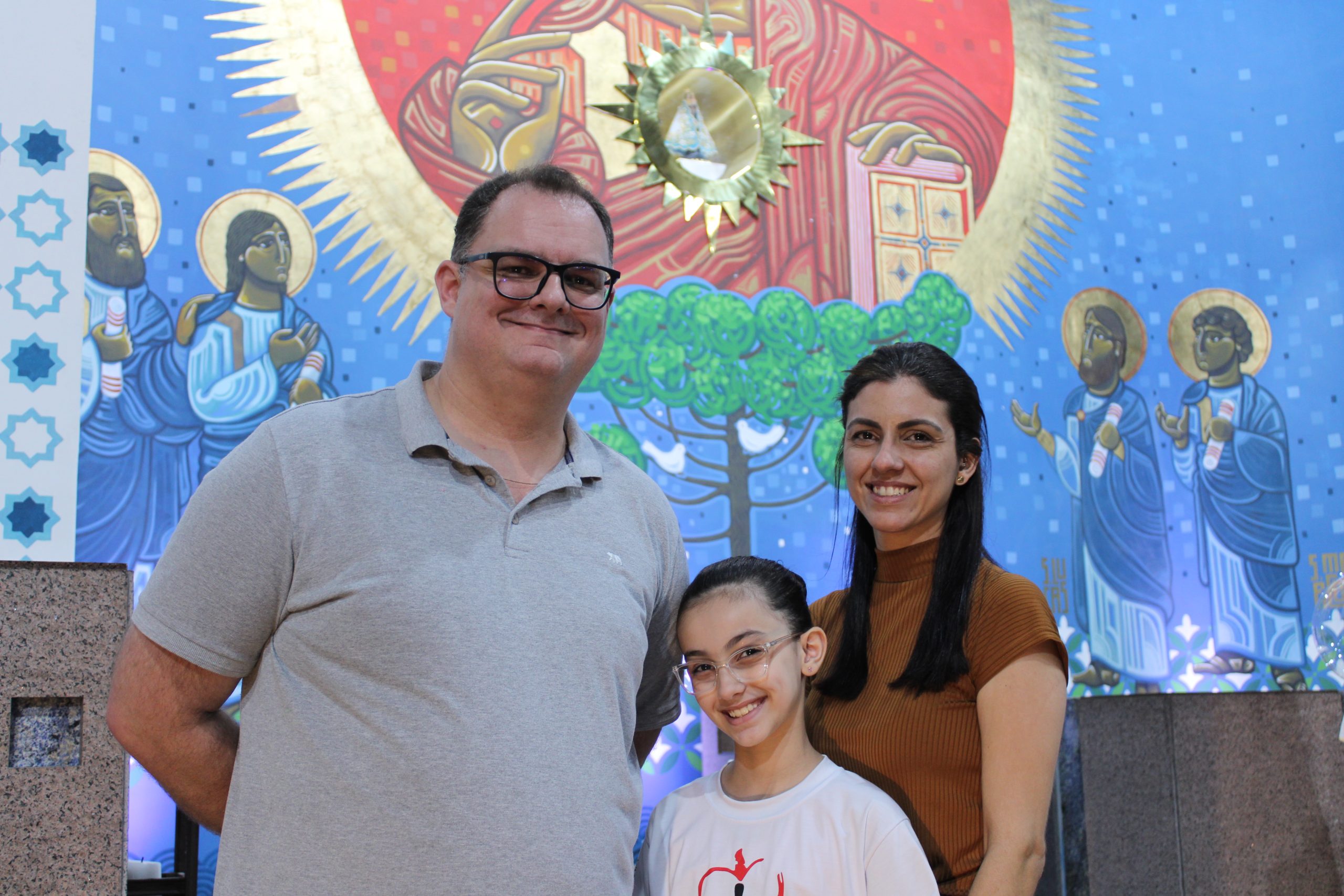 casal com a filha na casa da padroeira do Paraná