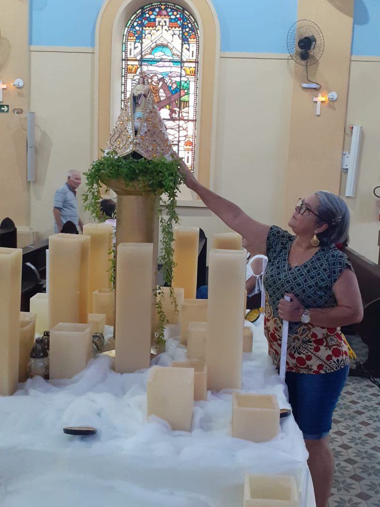 Devotos carregam Nossa Senhora do Rocio na certidão de nascimento