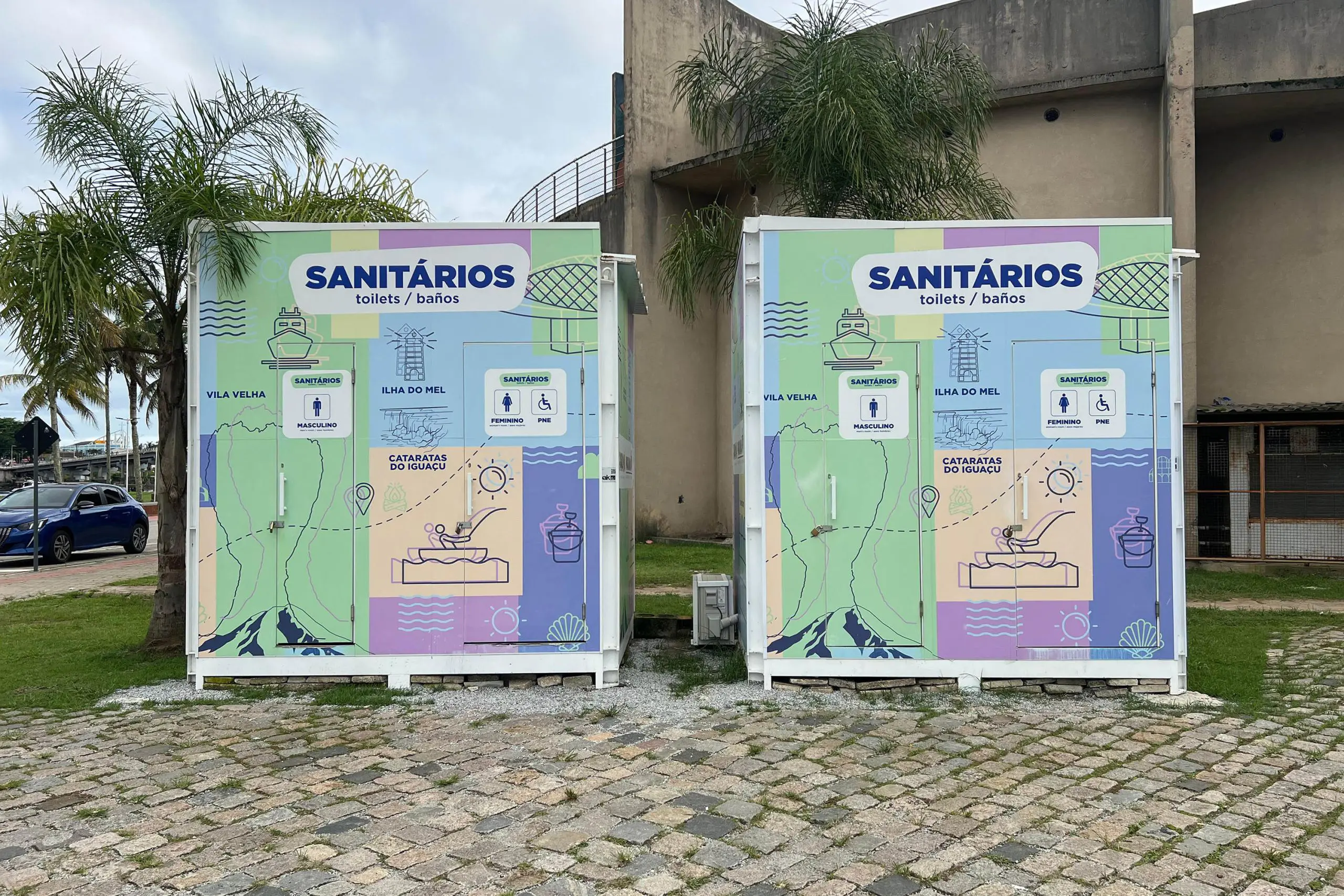 Imagem de banheiros móveis com informação sobre sanitários, destacando pontos turísticos e serviços disponíveis nas instalações.