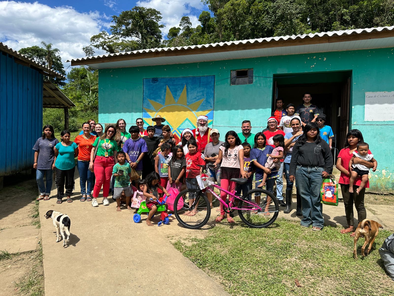 crianças recebendo presente