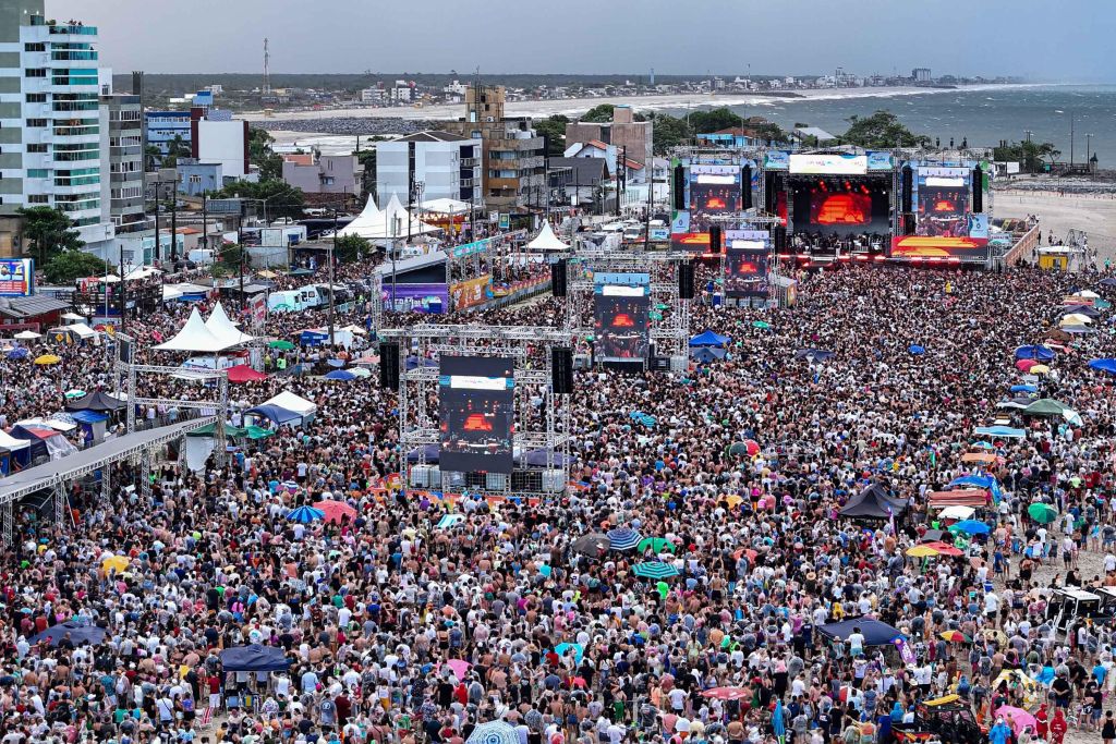 Serão sete finais de semana seguidos com programação musical e grandes nomes da cultura popular brasileira nas praias paranaenses. / Foto: Leonardo Sguarezi