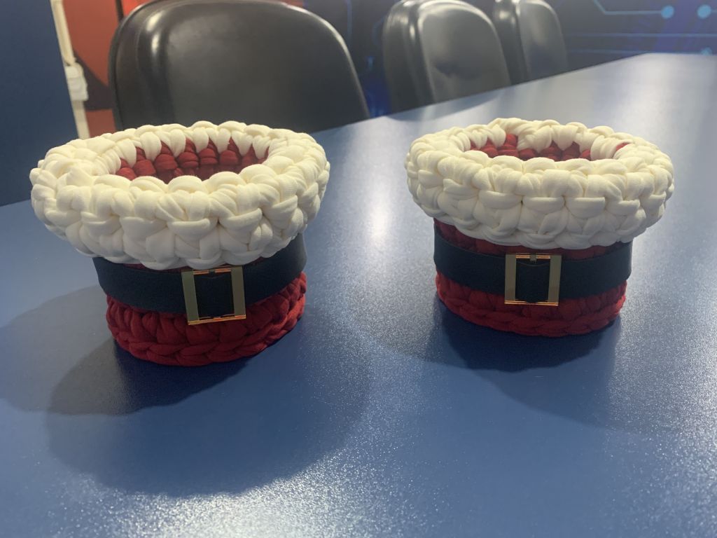 Imagem de presentes natalinos crochê, incluindo corações bordados e porta-chaves, decorados para o Natal. Ideal para decoração e presentes. 