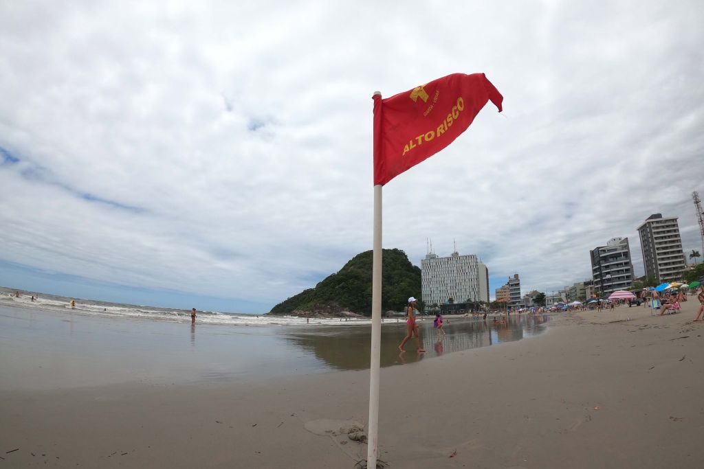 Bandeira de risco na praia