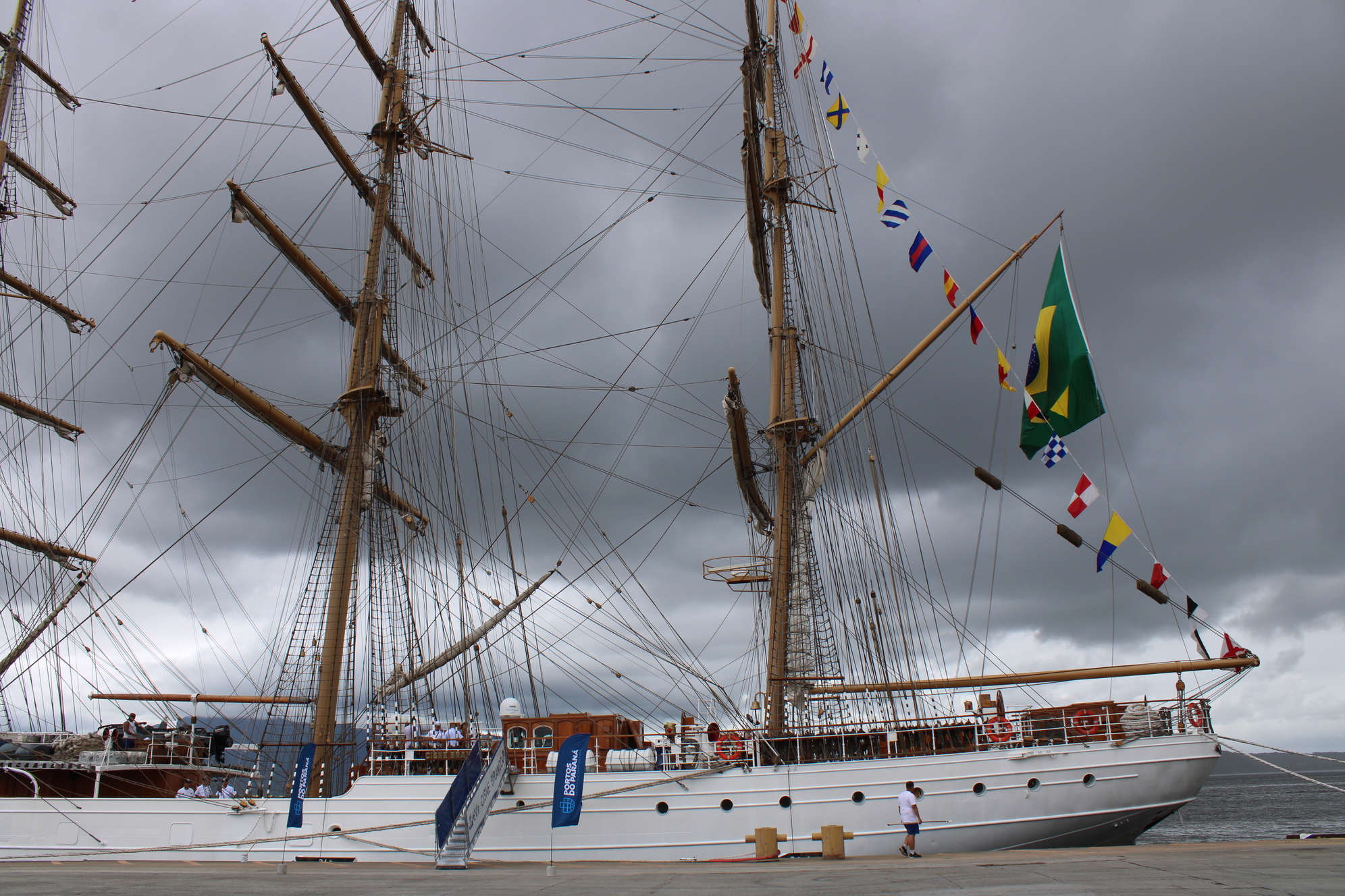 O Navio Veleiro foi entregue à Marinha do Brasil no dia 9 de março de 2000