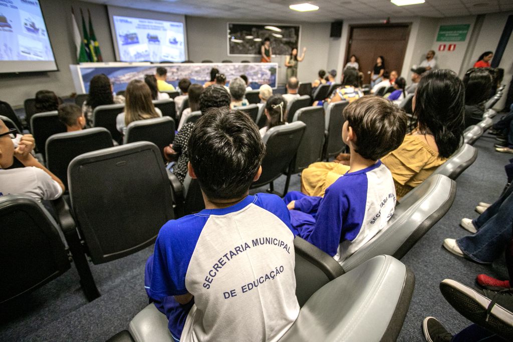 alunos no auditório em palestra do projeto porto escola