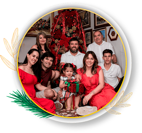 Imagem de família reunida em torno de uma árvore de Natal, todos com roupas vermelhas, celebrando o natal com um ar de alegria e união. Decoração de Natal: Simbolismo e Significado para a Igreja e a Família Valentim. Costume de decorar a casa vai além da estética, mas sim de união familiar