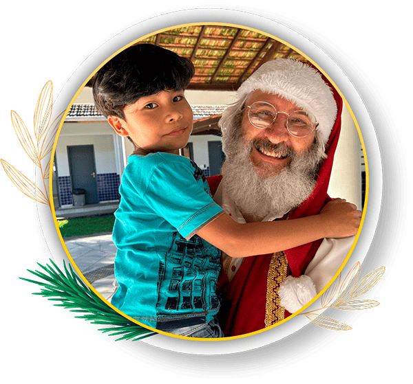 Criança feliz com Papai Noel, ambos sorrindo em um ambiente externo. A imagem reflete o espírito natalino e a alegria das festas de fim de ano. Natal dos correios