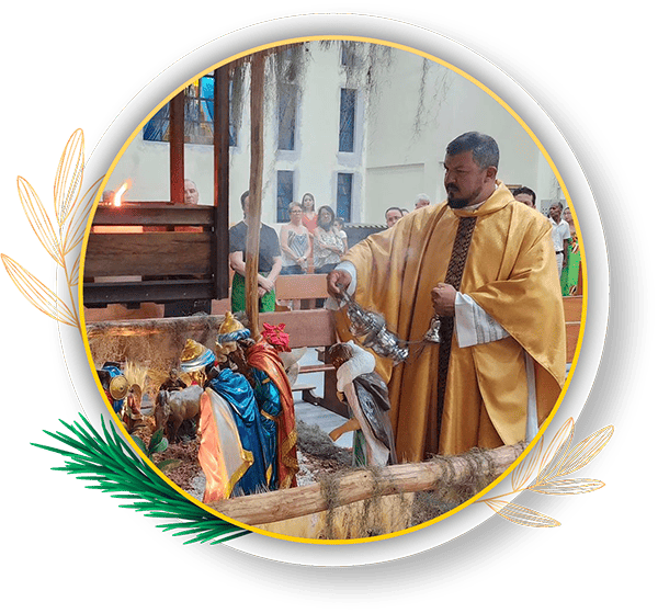 Imagem de uma cerimônia natalina com sacerdote realizando um ritual em frente a um presépio. A cena tem elementos de tradição e espiritualidade. Natal: tempo de fé, Advento, solidariedade e celebração do nascimento de Jesus Cristo. Padre Fábio Lima explica significado de símbolos como o Presépio