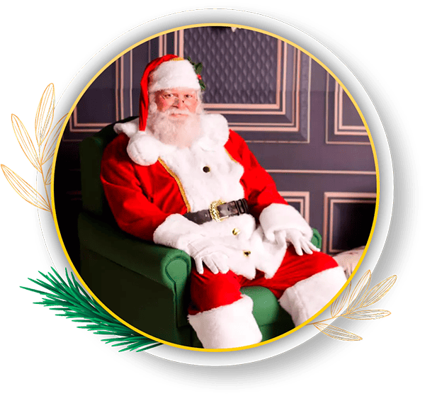 Papai Noel sentado em um sofá verde, vestido com seu tradicional traje vermelho e branco, cercado por um cenário festivo. Papai Noel parnanguara: um verdadeiro símbolo do Espírito Natalino
