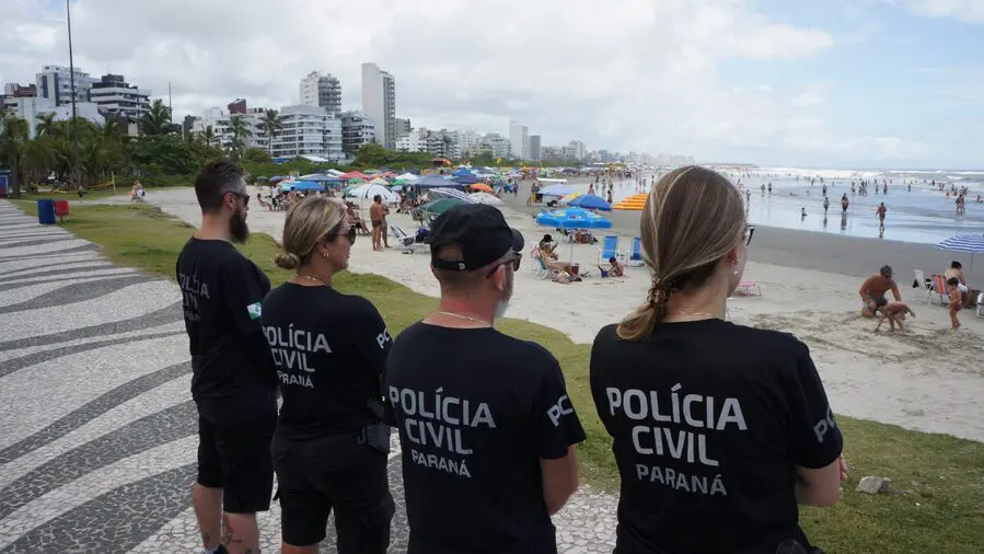 policiais civis na orla de praia no parana