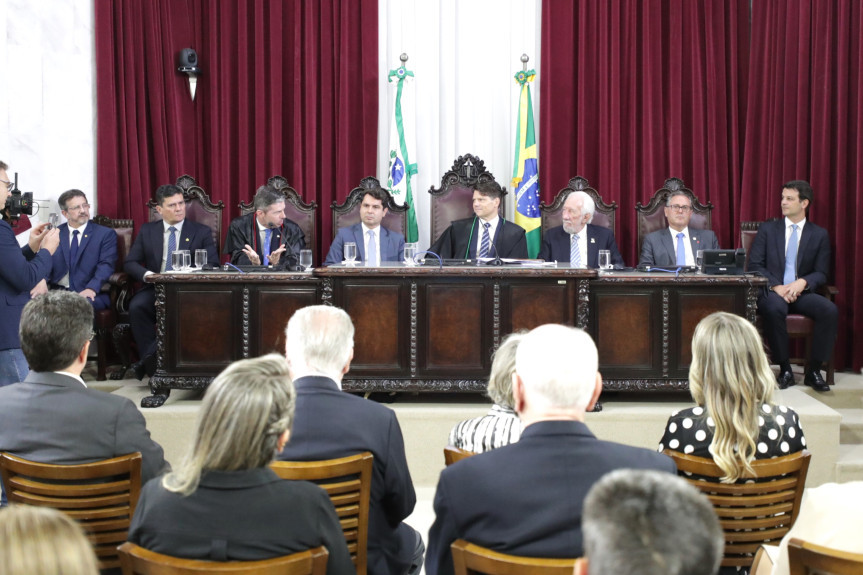 O atual 1º secretário e futuro presidente da Assembleia Legislativa, deputado Alexandre Curi (PSD), participou da solenidade de posse dos nos dirigentes da corte de contas. / Foto: Orlando Kissner/Alep