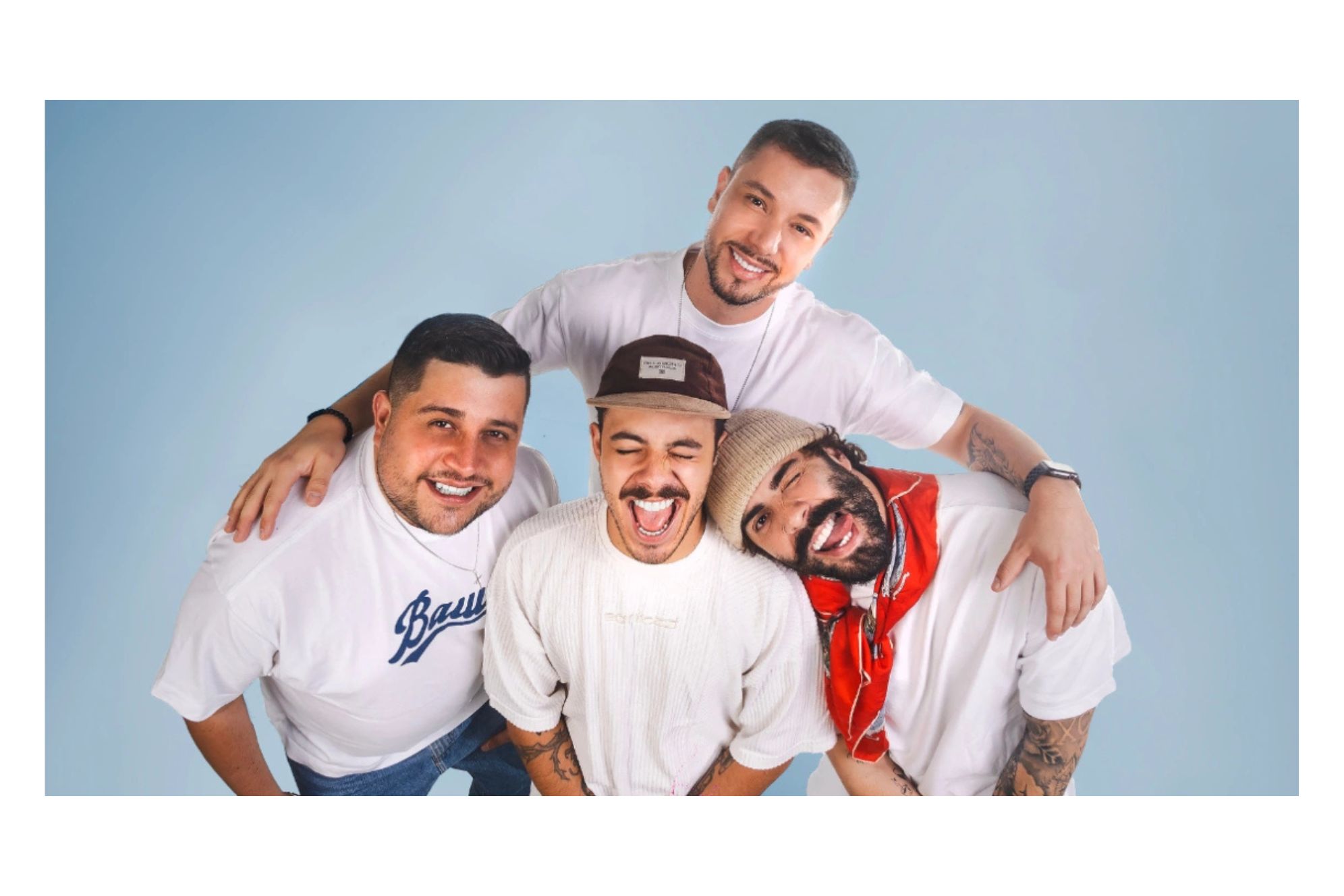 Grupo de amigos sorrindo e se divertindo em uma foto alegre, ideal para transmitir felicidade e amizade entre eles. Direto de Curitiba Banda Makinada sobe ao Palco Sunset nesta terça-feira