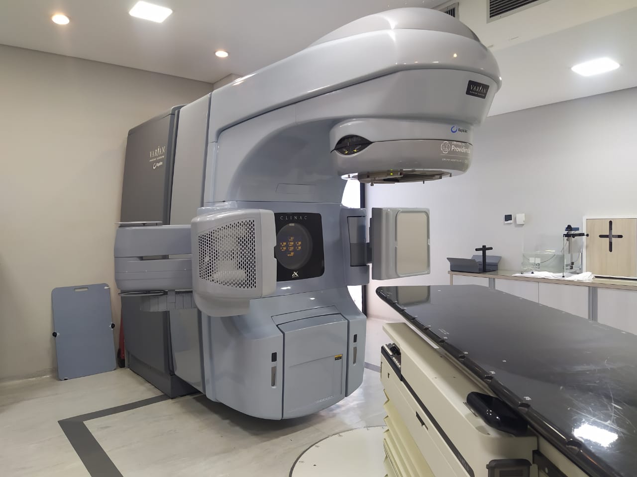 Imagem de um aparelho de radioterapia moderno, utilizado para tratamento de câncer, destacando sua estrutura e modernidade no ambiente clínico. Hospital de Apucarana inaugura equipamento de radioterapia adquirido com recursos da Itaipu