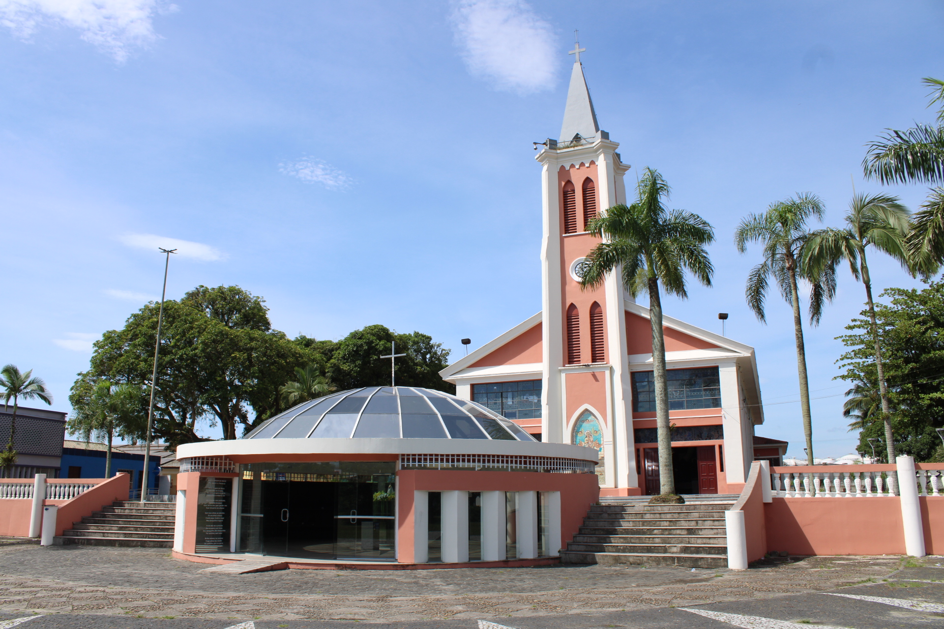 Igreja com arquitetura bonita e moderna, incluindo detalhes em vidro e jardim, ideal para visitantes e praticantes de atividades religiosas. 1.º Encontrão de Casais acontece no Santuário do Rocio em Paranaguá