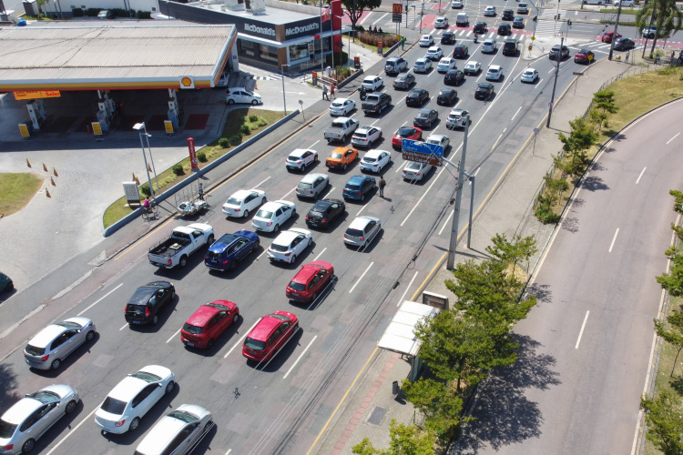 Imagem aérea de um movimentado tráfego urbano com muitos veículos em uma estrada, mostrando a diversidade de carros em movimento e parados. Cota única e primeira parcela do IPVA vence na próxima semana; veja como pagar