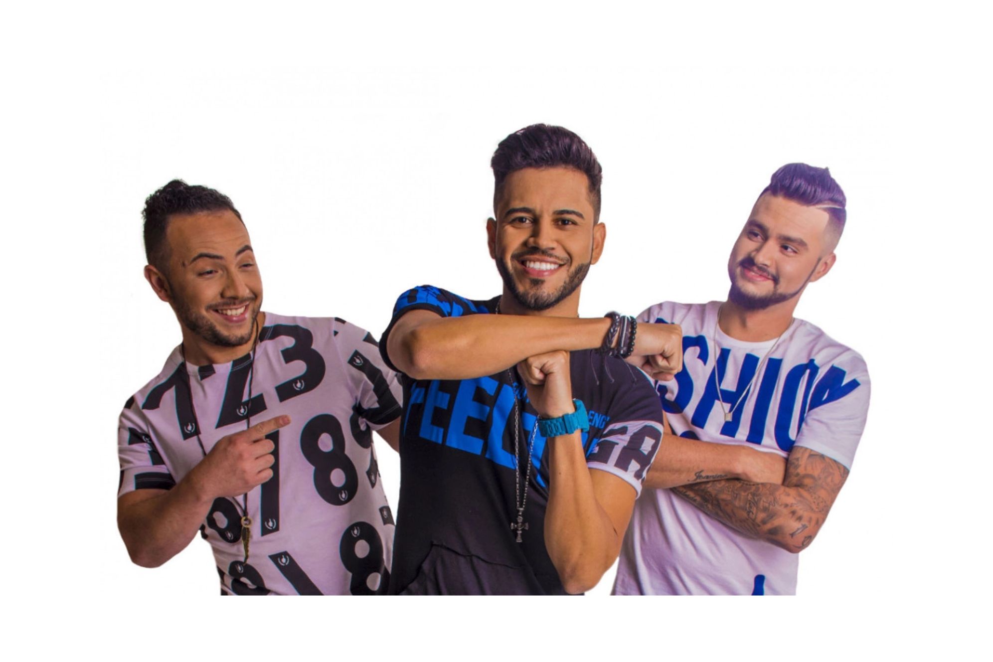 Três homens sorridentes posando juntos, com camisetas coloridas e estampadas, transmitindo alegria e descontração em uma imagem vibrante. A banda curitibana Terezzo, chega com toda a ginga no Palco Sunset de Caiobá no dia 15 de janeiro