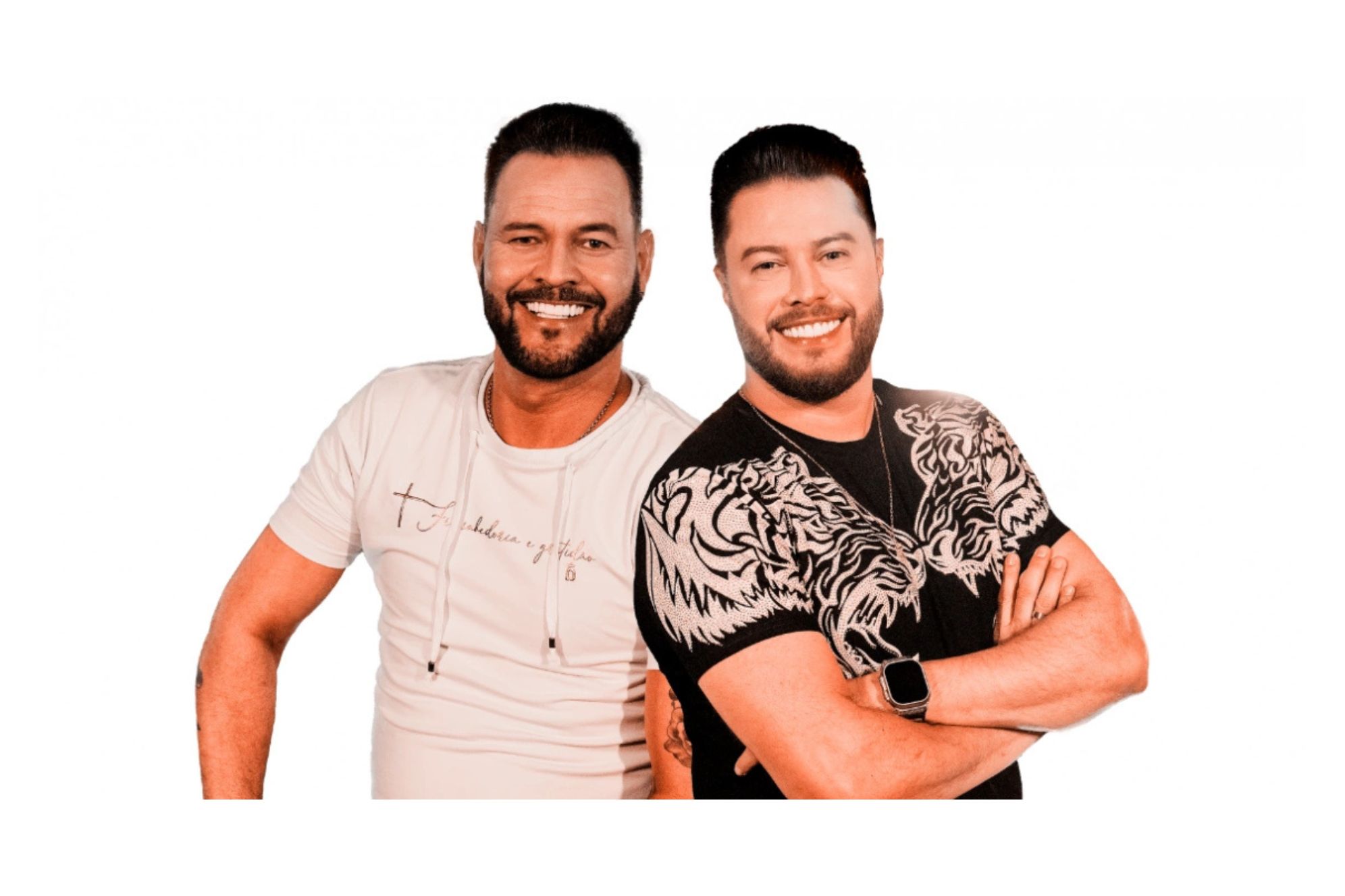 Imagem de dois homens sorridentes, com roupas modernas, transmitindo alegria e amizade, representando a música e a cultura brasileira.João Marcos e Thiago têm presença marcada no Palco Sunset nesta quarta-feira