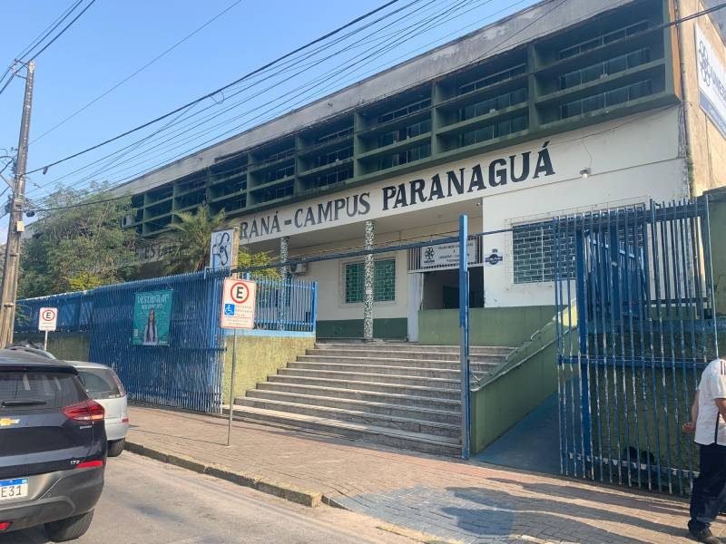 Fachada do campus da Escola de Educação Profissional do Paraná em Paranaguá, destacando a entrada e o ambiente escolar. Unespar: inscrições das vagas para estudantes de escolas públicas são prorrogadas