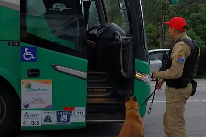 As atividades de fiscalização do DER/PR, por meio de sua Coordenadoria de Transporte Rodoviário Comercial, vão prosseguir nas duas regiões durante a alta temporada. / Foto: DER