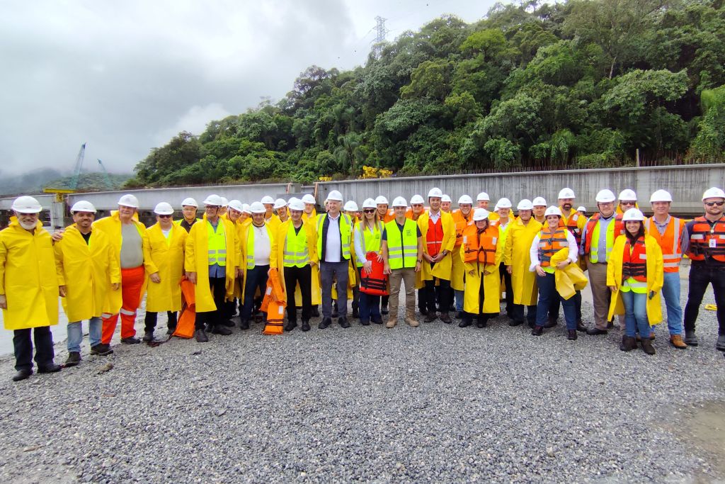 Vice-governador Darci Piana e lideranças acompanham obras da Ponte de Guaratuba 2 Grupo de profissionais de proteção em local de construção, todos usando uniformes amarelos e capacetes brancos, representando segurança no trabalho. Vice-governador Darci Piana e lideranças acompanham obras da Ponte de Guaratuba