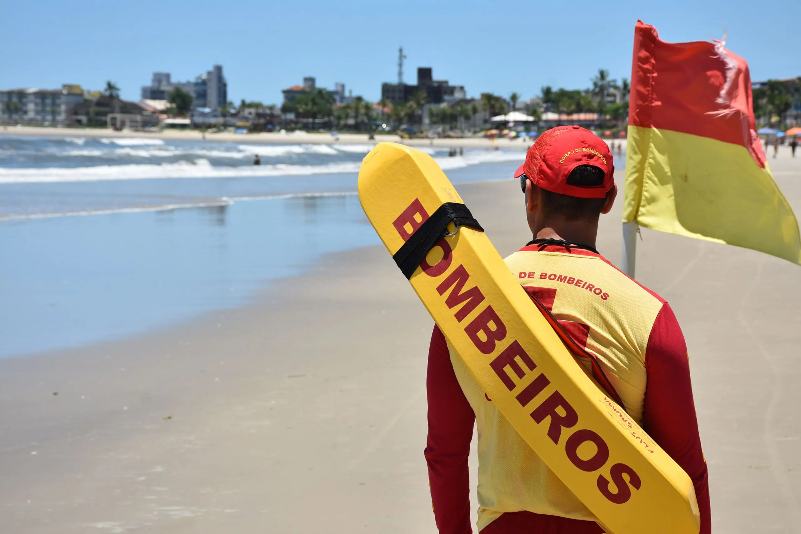 O Corpo de Bombeiros reforça as orientações e a importância de respeitar as sinalizações na hora de entrar na água. / Foto: SESP-PR