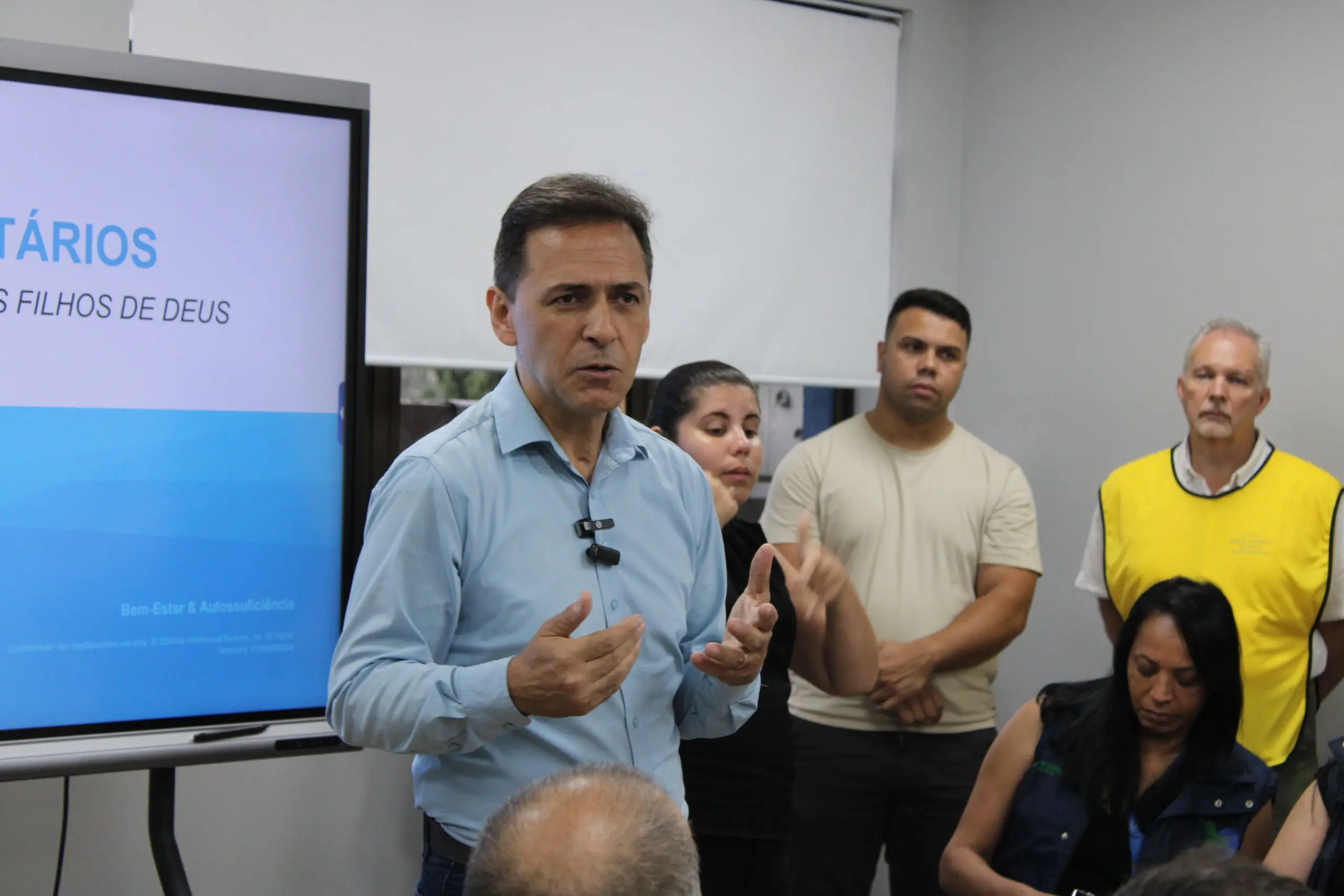 O prefeito Adriano Ramos agradeceu aos participantes da reunião e da ajuda humanitária. / Foto: Folha do Litoral News