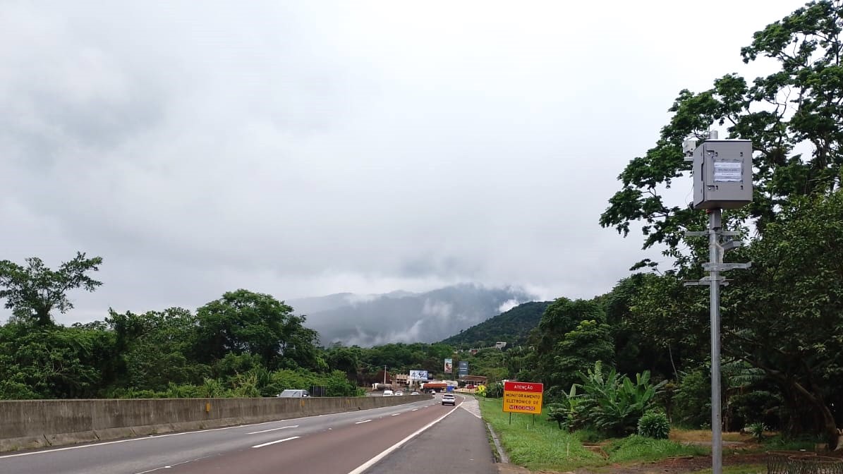 O serviço realizado é apenas a instalação dos radares medidores de velocidade. / Foto: Divulgação / EPR Litoral Pioneiro