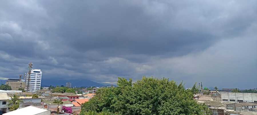 tempo nublado e chuva em paranagua1 1