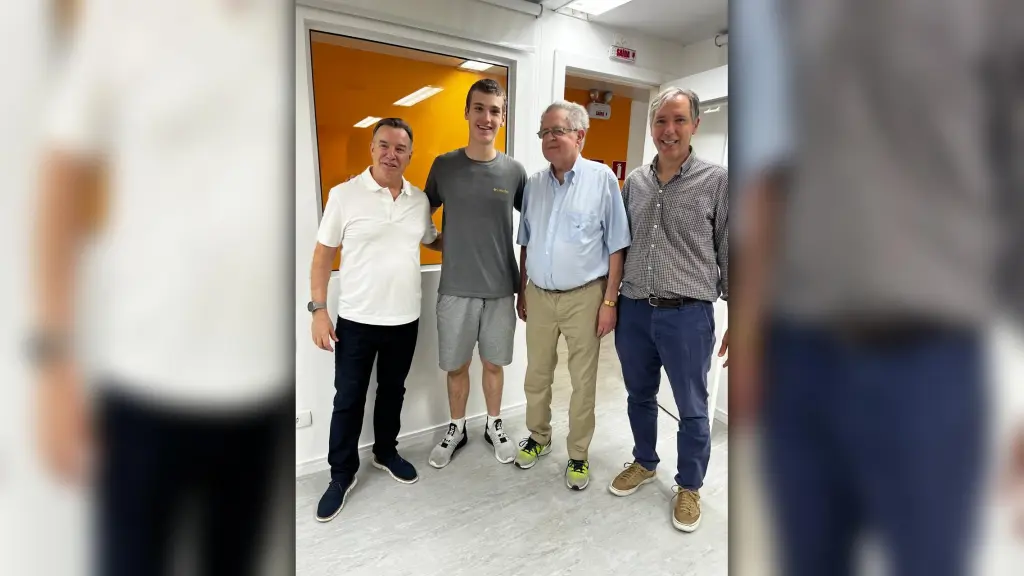 Na sede do Curso Positivo, em Curitiba, Professor Renato recebe constantemente alunos e pais que vão agradecer e contar da aprovação na melhores Faculdades e Universidades.  Um ritual que o diretor geral e um dos professores fundadores cumpre há mais de 50 anos. / Foto: Positivo Divulgação