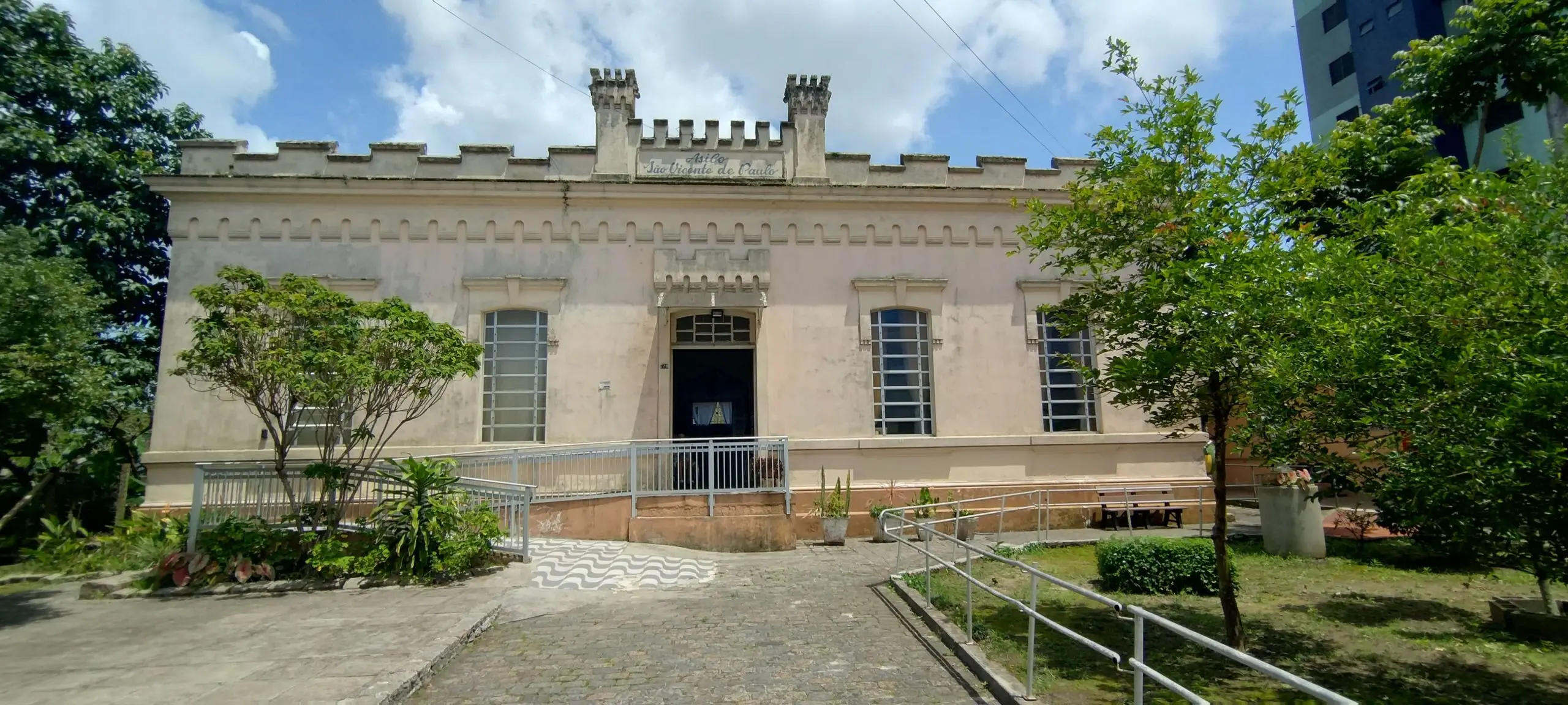 O Asilo São Vicente de Paulo está localizado na Rua Júlia da Costa, 720, no Centro Histórico de Paranaguá