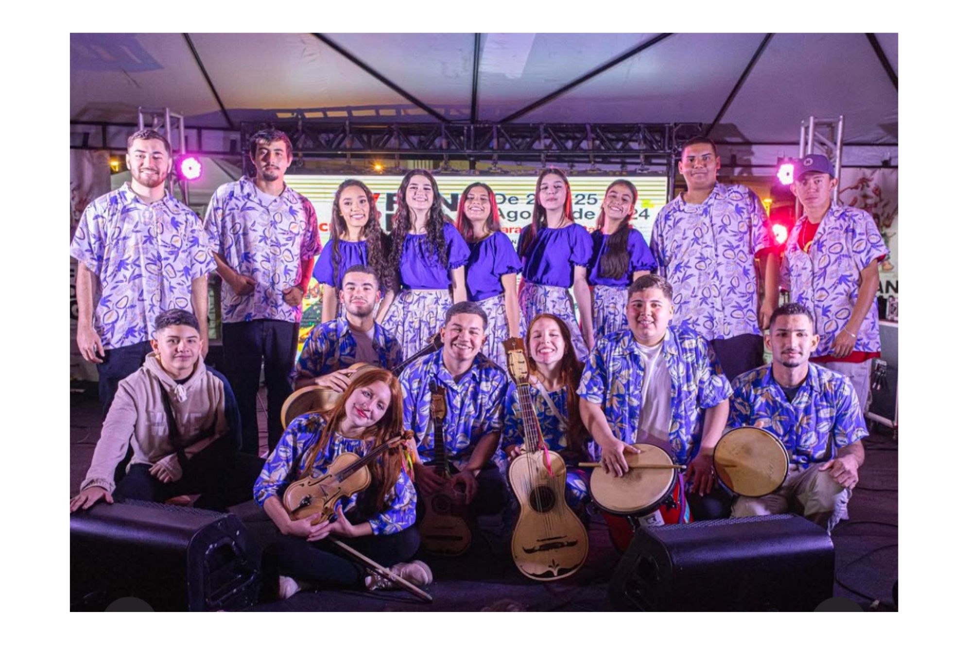 Grupo de música folclórica se apresentando em festival, com trajes coloridos, instrumentos em mãos e ambiente festivo. Baile de Fandango Caiçara acontece dia 15 de fevereiro em Paranaguá