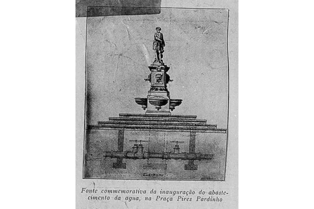 Imagem da Fonte comemorativa da inauguração do abastecimento de água na Praça Pires Pardinho, destacando detalhes da estrutura. Chafariz do Outono: Conheça a importância histórica do monumento de Paranaguá