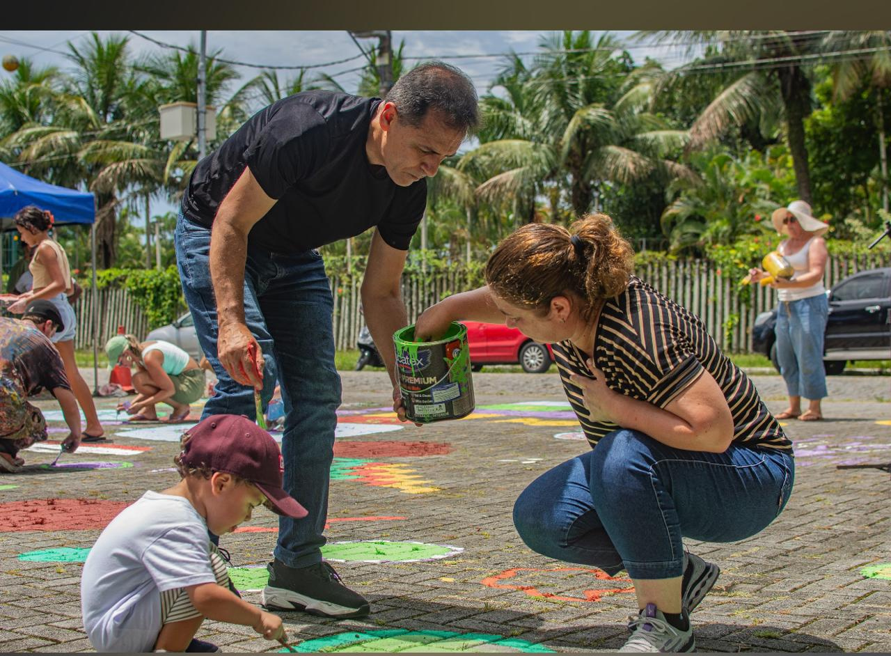 O prefeito Adriano Ramos participou do mutirão de pintura com a família e destacou a importância da parceria para deixar o espaço mais bonito