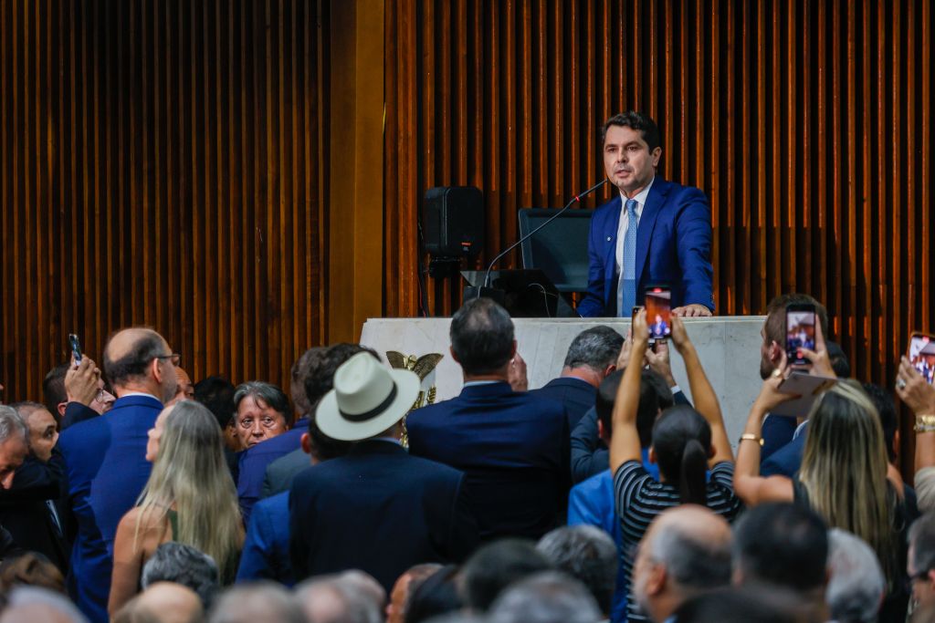 Discurso em audiência pública, com orador à mesa e plateia atenta, capturando o momento com seus celulares. Importância da participação popular. Governador participa da posse do deputado Alexandre Curi como presidente da Alep